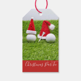 Golfballen met kerstmutsen zijn op groen cadeaulabel