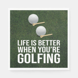Golfballen op een achtergrond van groen gras servet