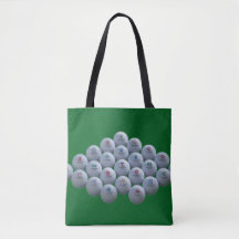 Golfballen op een groene achtergrond staan op een