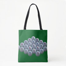 Golfballen op een groene achtergrond staan op een