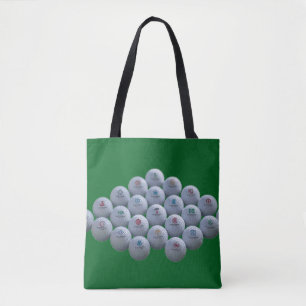 Golfballen op een groene achtergrond staan op een tote bag
