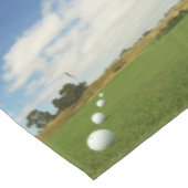 Golfballen op een rij naar de vlag, tafelkleed (Gekanteld)