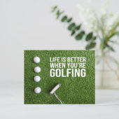 Golfballen op groen gras voor golfer briefkaart (Staand voorkant)