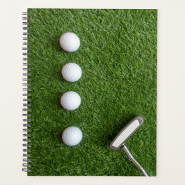Golfballen op groen gras voor golfer planner