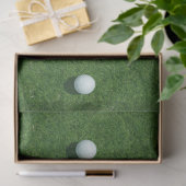 Golfballen op groene gras achtergrond tissuepapier (Geschenk)