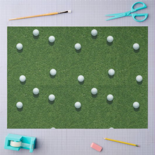 Golfballen op groene gras achtergrond tissuepapier (Craft)