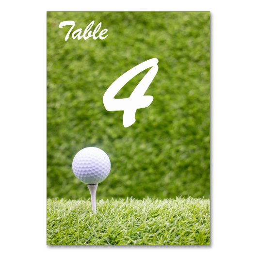 Golfballen op tee op groen gras kaart (Voorkant)