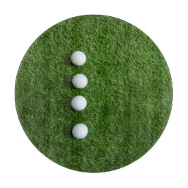 Golfballen zijn op groen gras snijplank
