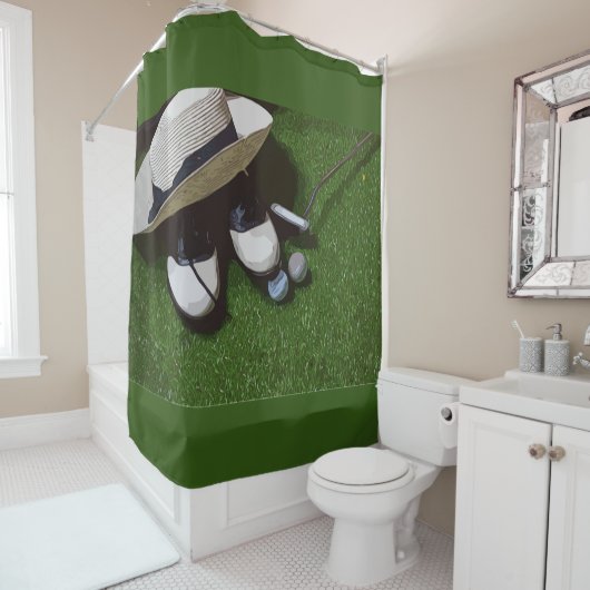 Golfballen zijn op groen gras voor golferbadkamer douchegordijn (In situ)