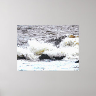 Golfbrekers op rotsachtige kust canvas afdruk