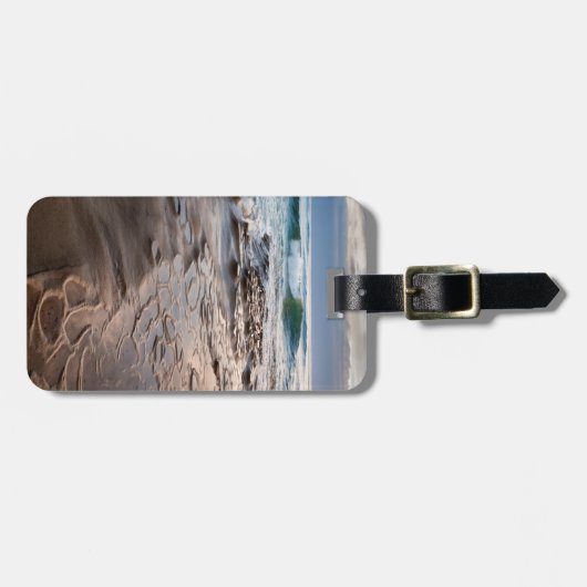 Golfbreuk op het strand in Californië Bagagelabel (Voorkant horizontaal)