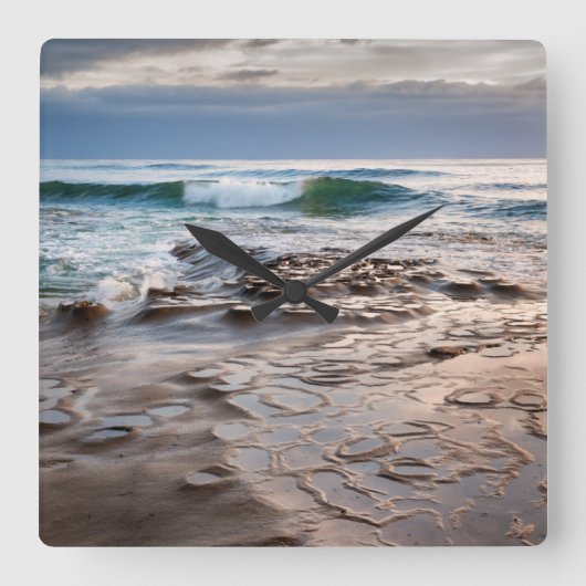 Golfbreuk op het strand in Californië Vierkante Klok (Voorkant)