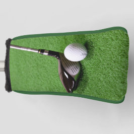 Golfclub en bal op een groen oppervlak Putter Golfheadcover