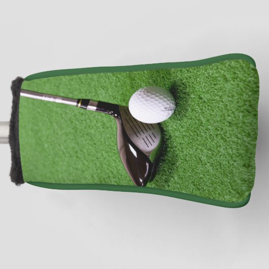 Golfclub en bal op een groen oppervlak Putter Golfheadcover (Voorkant)