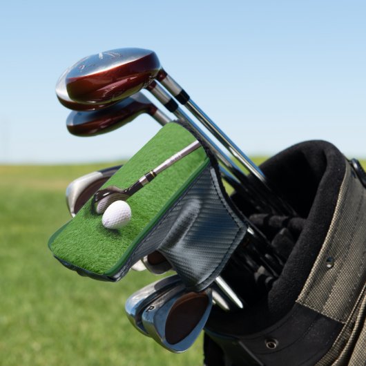 Golfclub en bal op een groen oppervlak Putter Golfheadcover (Insitu)