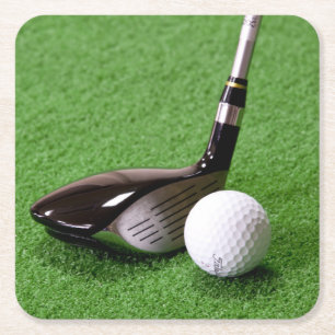 Golfclub en Golfbal op de Groene Kartonnen Onderzetters