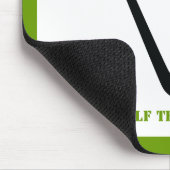 Golfclub en zwarte bal, groene gewoonte muismat (Hoek)