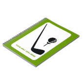 Golfclub en zwarte bal, groene gewoonte notitieboek (Linkerzijde)