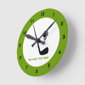 Golfclub en zwarte bal, groene gewoonte ronde klok (Hoek)