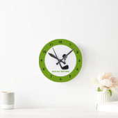 Golfclub en zwarte bal, groene gewoonte ronde klok (Huis)