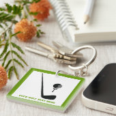 Golfclub en zwarte bal, groene gewoonte sleutelhanger (Voorkant Rechts)