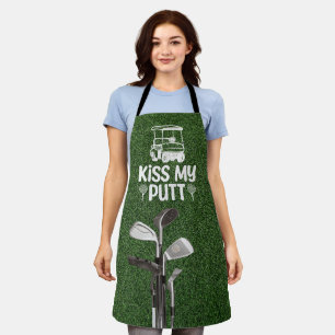 Golfclubs liggen op groen gras schort
