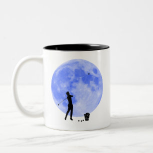 Golfer en een Blue Moon Inspirerend Shoot voor de Tweekleurige Koffiemok