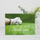 Golfer houdt golfbal aan groen gras bedankkaart (Staand voorkant)