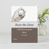 Golfer houdt golfbal aan voor Save the Date golfer Kaart (Staand voorkant)