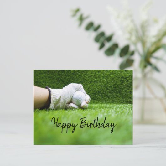 Golfer houdt golfbal op groene verjaardagskaart briefkaart (Staand voorkant)