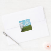 Golfer houdt golfbal voor golfer 60e verjaardag vierkante sticker (Envelop)