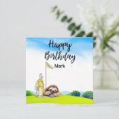 Golfer luiaard is golfen op groene verjaardag kaart (Staand voorkant)