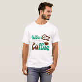 Golfer’s Day Fueled by Coffee – Funny Golf & Coffe T-shirt (Voorkant volledig)