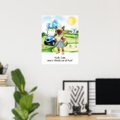 Golfer staat op de putting green voor Siamese kat Poster (Thuiskantoor)