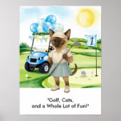 Golfer staat op de putting green voor Siamese kat Poster (Voorkant)