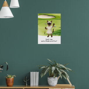Golfer staat op de putting green voor Siamese kat  Poster