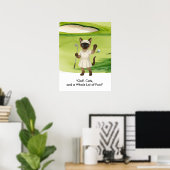 Golfer staat op de putting green voor Siamese kat Poster (Thuiskantoor)