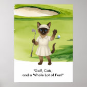 Golfer staat op de putting green voor Siamese kat Poster (Voorkant)