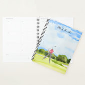 Golfer staat op groen gras in golfbaan planner (Display)