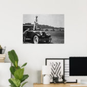 Golfer Teeding Off op Top of Car, Zwart-wit Poster (Thuiskantoor)