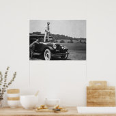 Golfer Teeding Off op Top of Car, Zwart-wit Poster (Keuken)
