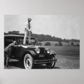 Golfer Teeding Off op Top of Car, Zwart-wit Poster (Voorkant)