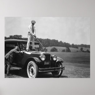 Golfer Teeding Off op Top of Car, Zwart-wit Poster