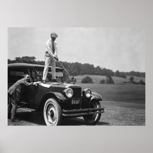 Golfer Teeding Off op Top of Car, Zwart-wit Poster (Voorkant)