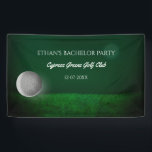 Golfer vrijgezellenfeest - Groene golfbal -  Golfe Spandoek<br><div class="desc">Een opvallende en aanpasbare decoratie om je feest naar een hoger niveau te tillen. Deze banner heeft een strak ontwerp met een koele illustratie van een golfbal tegen een zonnige groene golfbaan achtergrond,  die de essentie van de sport op een kalme en klassieke manier weergeeft.</div>