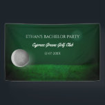 Golfer vrijgezellenfeest - Groene golfbal -  Golfe Spandoek<br><div class="desc">Een opvallende en aanpasbare decoratie om je feest naar een hoger niveau te tillen. Deze banner heeft een strak ontwerp met een koele illustratie van een golfbal tegen een zonnige groene golfbaan achtergrond,  die de essentie van de sport op een kalme en klassieke manier weergeeft.</div>