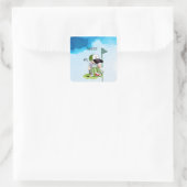 Golfer-waterverf op groen gras met blauw hemelwate vierkante sticker (Tas)