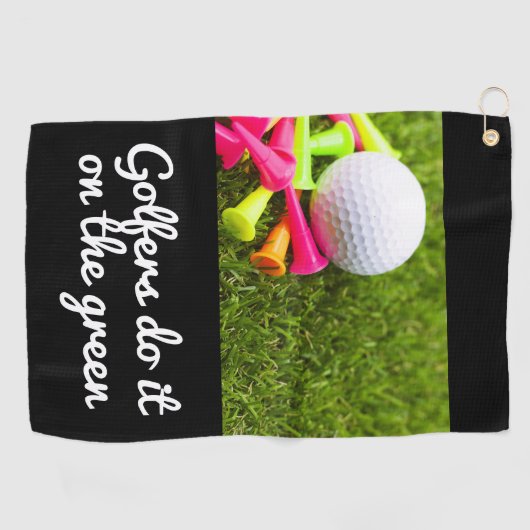 Golfers doen het op groen met golfbal en t-shirt golfhanddoek