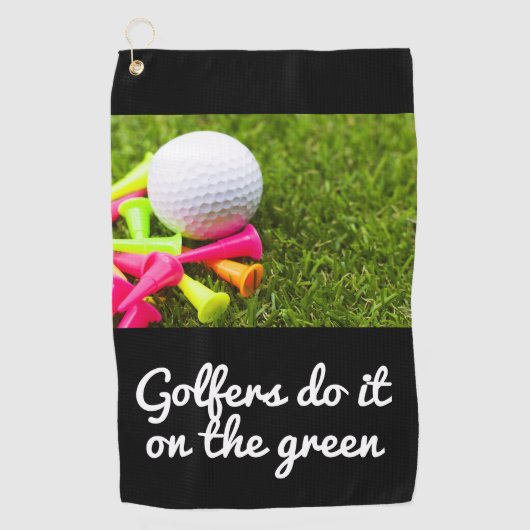 Golfers doen het op groen met golfbal en t-shirt golfhanddoek (Voorkant)