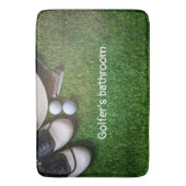 Golfertoilet met golfballen op groen gras b badmat (Voorkant Verticaal)